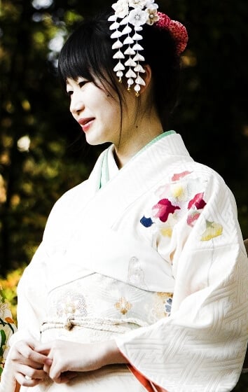 japanese woman using kumihimo braid as a belt for a kimono