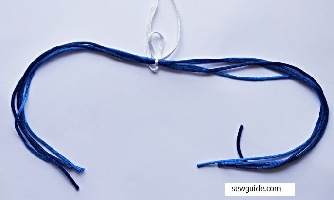 Tie the cords used for kumihimo braids by the middle