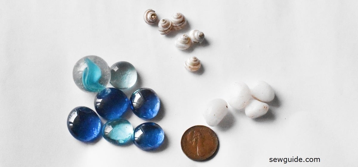 Stones, shells, coins, used to do tie dye.